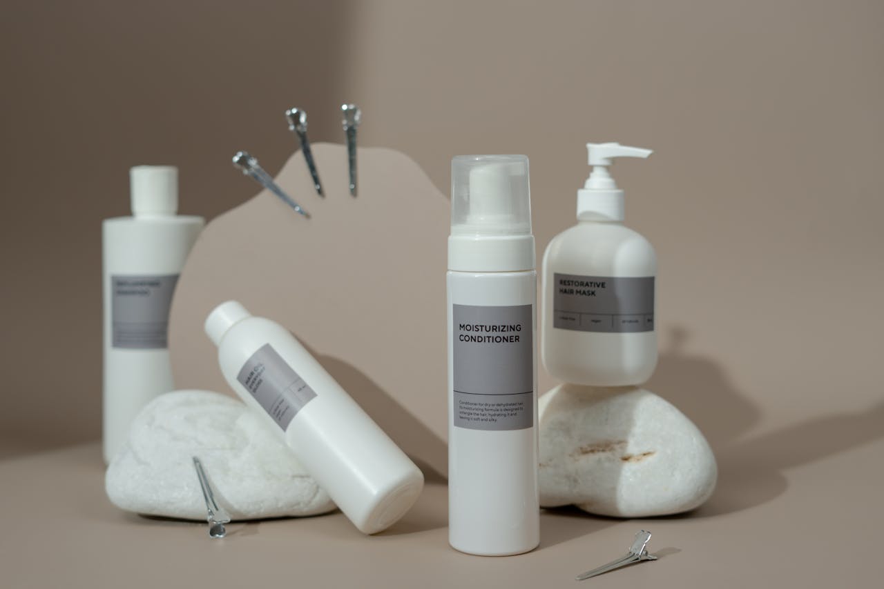 services-02 Elegant still life of beauty products and hair accessories on a neutral background, highlighting a minimalist design.